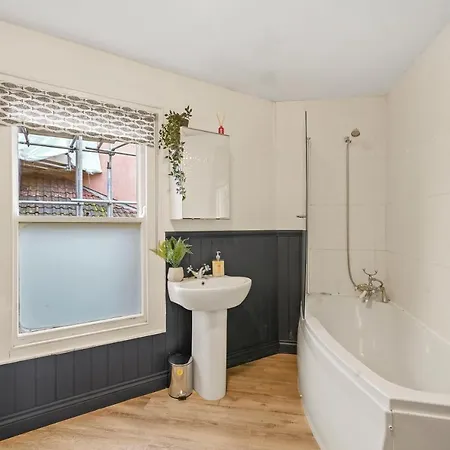 The Harbourside - Sleeps 16