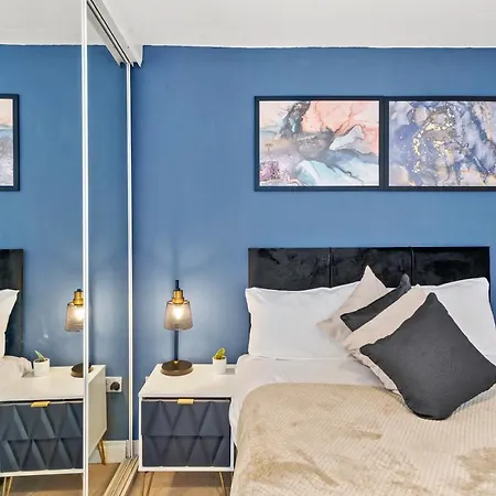 The Harbourside - Sleeps 16 Bristol