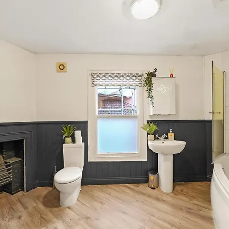 The Harbourside - Sleeps 16 *