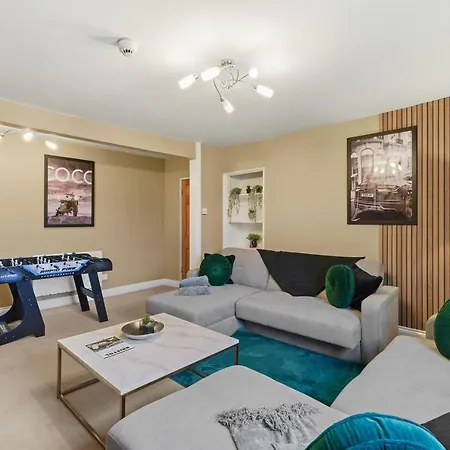 The Harbourside - Sleeps 16