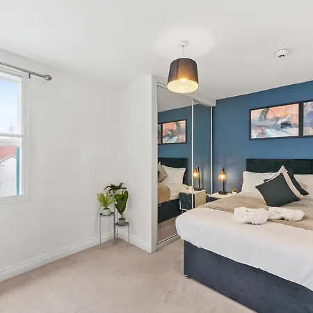 The Harbourside - Sleeps 16 Bristol